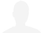 Silhouette eines anonymen Kopfes und Oberkörpers vor grauem Hintergrund, ohne erkennbare Merkmale oder Details.