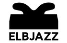 Download Foto: Das Bild zeigt ein schwarzes Logo mit einem stilisierten Poller darüber. Darunter steht in Großbuchstaben 'ELBJAZZ'.