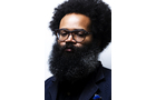 Download Foto: Mann mit großem Afro und vollem Bart, trägt Brille und dunklen Anzug vor weißem Hintergrund.