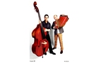 Download Foto: Zwei Männer musizieren: Einer spielt Kontrabass, der andere Akkordeon. Sie stehen nebeneinander auf einem weißen Hintergrund.