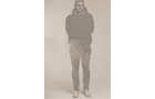 Download Foto: Eine Person in einer Jacke und Hose steht vor einem hellen Hintergrund, mit den Armen verschränkt und schaut direkt nach vorne.