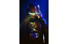 Download Foto: Person in futuristischer Kleidung trägt ein leuchtendes Visier, vor blauem Hintergrund mit mystischer Beleuchtung.