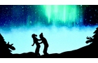 Download Foto: Zwei Silhouetten unter einem Nordlicht, umgeben von Bäumen. Der Himmel leuchtet in Grün- und Blautönen.