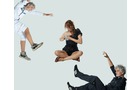 Download Foto: Drei Personen schweben auf hellem Hintergrund: eine sitzt, zwei wirken in der Luft, als ob sie springen oder fallen.