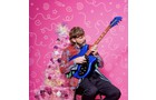 Download Foto: Eine Person spielt eine blaue Gitarre vor einem pinken Hintergrund mit verziertem Tannenbaum.