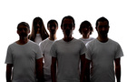 Download Foto: Sechs Personen stehen in weißen T-Shirts im Halbkreis vor einem weißen Hintergrund. Sie sind als Silhouetten erkennbar.