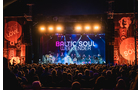 Download Foto: Konzertbühne bei Nacht mit Lichtern, 'Baltic Soul' auf der Anzeige, große Menschenmenge im Vordergrund.