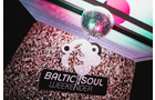 Download Foto: Logo des Baltic Soul Weekenders auf einer Texturwand, darüber eine Disco-Kugel unter bunter Beleuchtung.