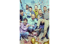 Download Foto: Eine fröhliche Gruppe von Menschen in bunter Kleidung, umgeben von Luftballons und Konfetti, feiert ausgelassen.