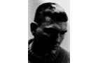 Download Foto: Schwarz-weiß-Foto eines Mannes mit kurzem Haar und dunklem Pullover, in einem nachdenklichen Ausdruck unklarer Umgebung.
