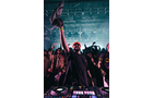 Download Foto: Ein DJ steht auf der Bühne vor einer jubelnden Menge, hebt triumphierend eine Mütze in die Luft.