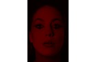 Download Foto: Porträt eines Gesichts in rotem Licht, dunkler Hintergrund. Gesichtszüge sind durch den Schatten und rote Beleuchtung kaum erkennbar.