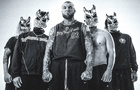 Download Foto: Fünf Personen in sportlicher Kleidung, vier tragen Wolfsmasken. Der Mann in der Mitte hat auffällige Tätowierungen.
