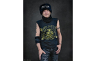 Download Foto: Person mit schwarzem Mütze, ärmellosem Shirt mit gelbem Design, tätowierten Armen und Jeans, vor dunklem Hintergrund.