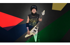 Download Foto: Gitarrist mit Hut und ärmellosem Shirt spielt eine weiße E-Gitarre vor einem abstrakten, bunten Hintergrund.