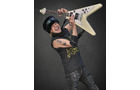 Download Foto: Eine Person mit schwarzem Hut spielt eine weiße E-Gitarre im wilden Rockstil. Der Hintergrund ist neutral dunkelgrau.