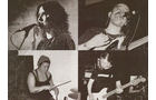 Download Foto: Vier Musiker in einem quadratischen Layout: Sänger, Gitarrist, Schlagzeuger und Bassist bei einem Auftritt.