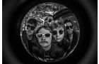 Download Foto: Fünf Personen mit Sonnenbrillen schauen durch ein Fisheye-Objektiv in die Kamera. Das Bild ist in Schwarz-Weiß.