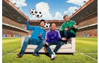 Download Foto: Drei Personen sitzen auf einem Sofa in einem Stadion, zwei jonglieren mit Fußbällen, eine hält eine Gitarre.