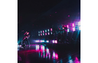 Download Foto: Eine Bühnenperformance mit bunten Lichtern. Ein Künstler spielt Gitarre, während helle Lichter und Rauch die Szene beleuchten.