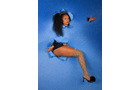 Download Foto: Frau in einem blauen, strukturierten Kleid posiert vor blauem Hintergrund, trägt schwarze Heels und Netzstrumpfhosen.