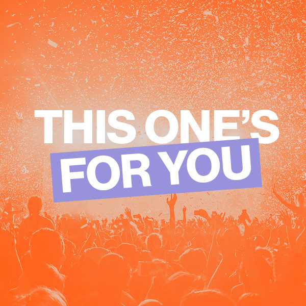 Menschenmenge auf einem Konzert in orangener Farbe gestaltet; darüber der Text „This one’s for you“.